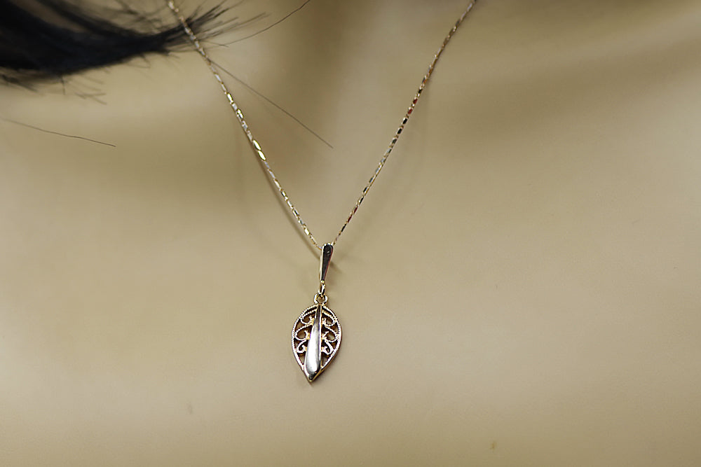 Vintage Leaf Pendant in 14K Rose Gold (vpn081) — close-up of the stone and setting