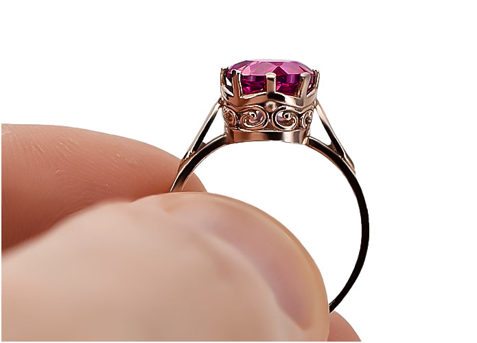 Vintage Ruby Ring in 14K Rose Gold (vrc366r-rb) — close-up of the stone and setting