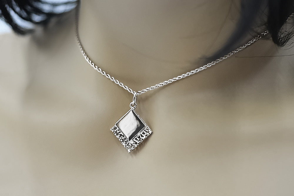 Vintage Leaf Pendant in Sterling Silver (vpn041s) — close-up of the stone and setting