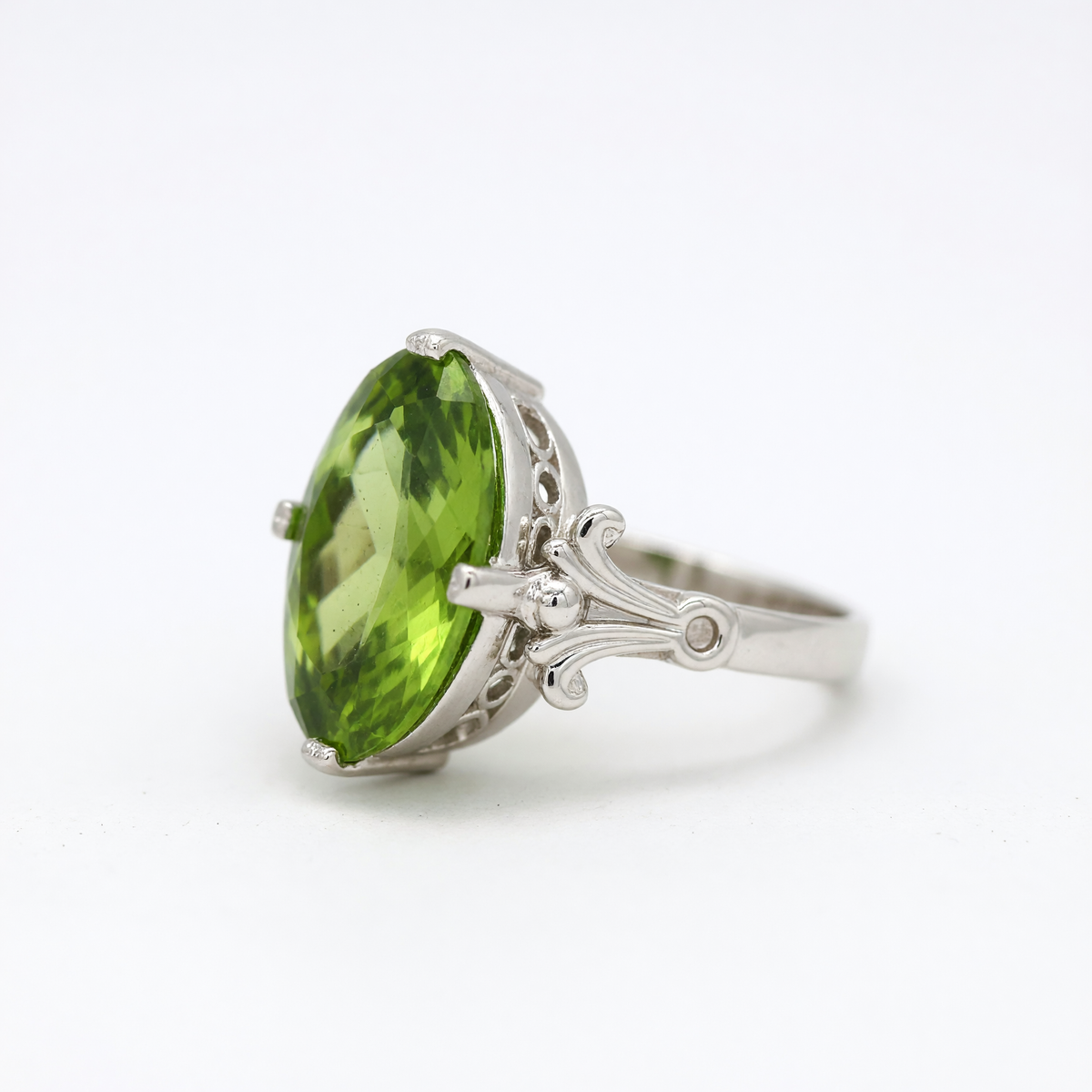 Vintage Yellow Peridot Ring in Sterling Silver (vrc369s-yp) — side view showing the setting